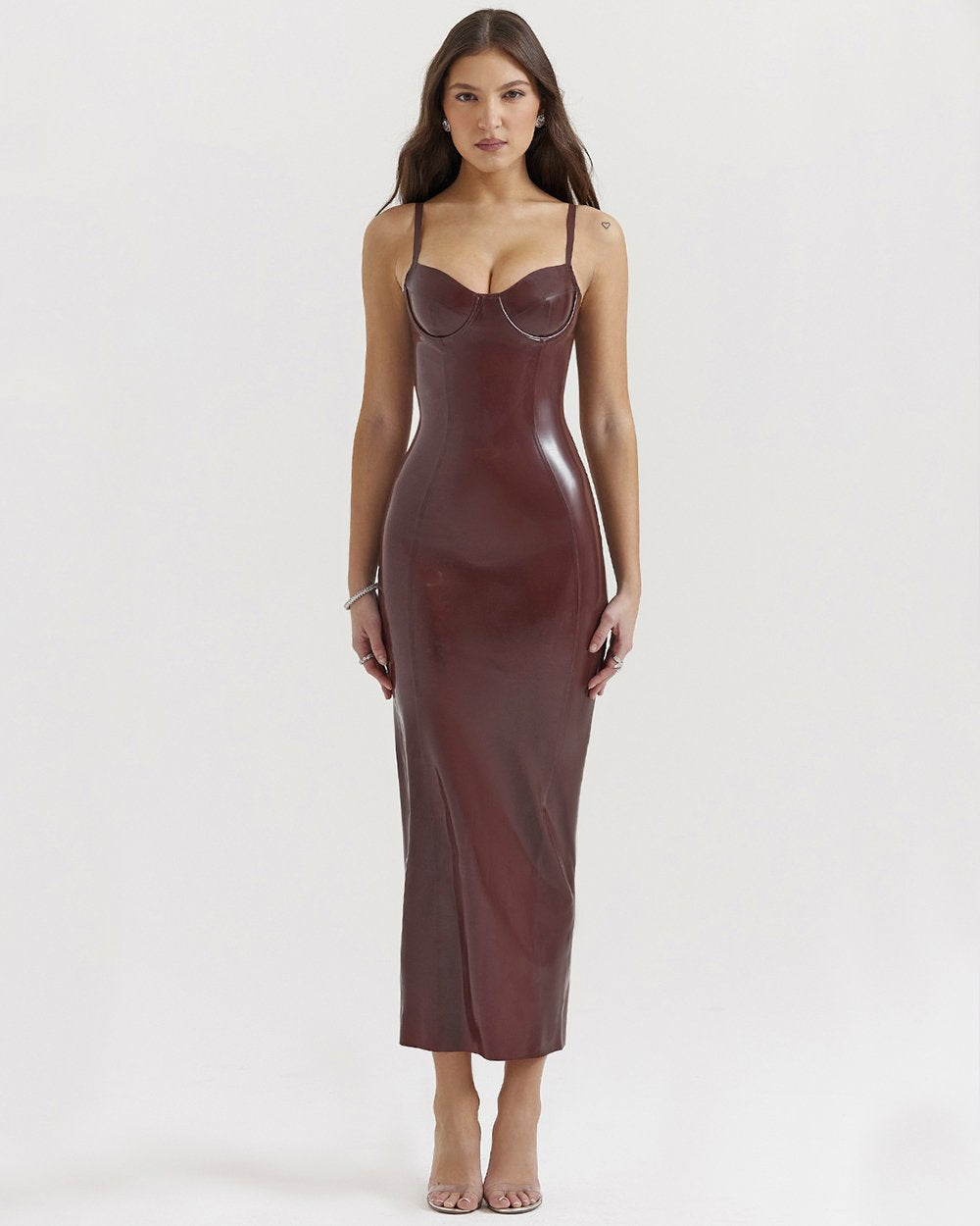 Mittellanges Kleid aus Latex mit Spaghettiträgern