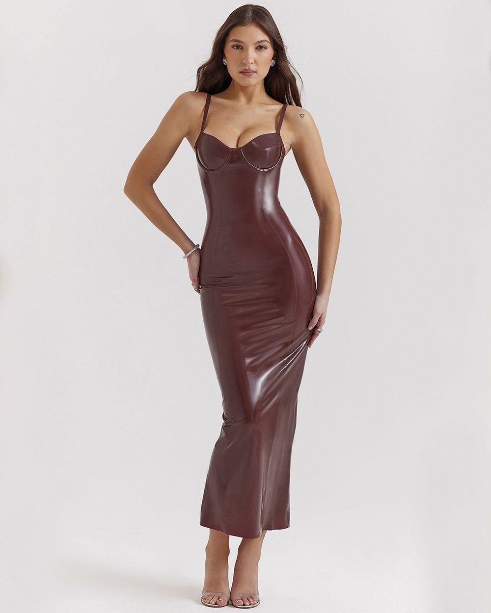 Mittellanges Kleid aus Latex mit Spaghettiträgern