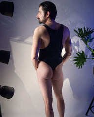 Sommerlicher Bade-Bodysuit mit Regenbogenstreifen für Herren 